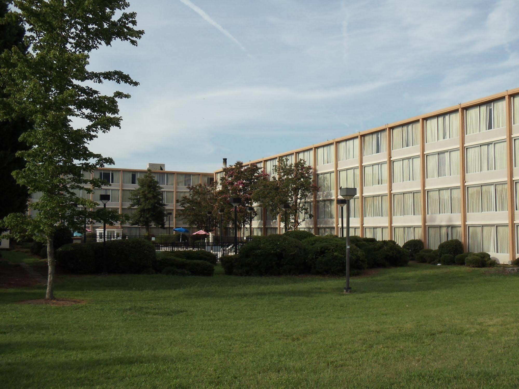 Wyndham Garden Greensboro Hotel Exterior photo