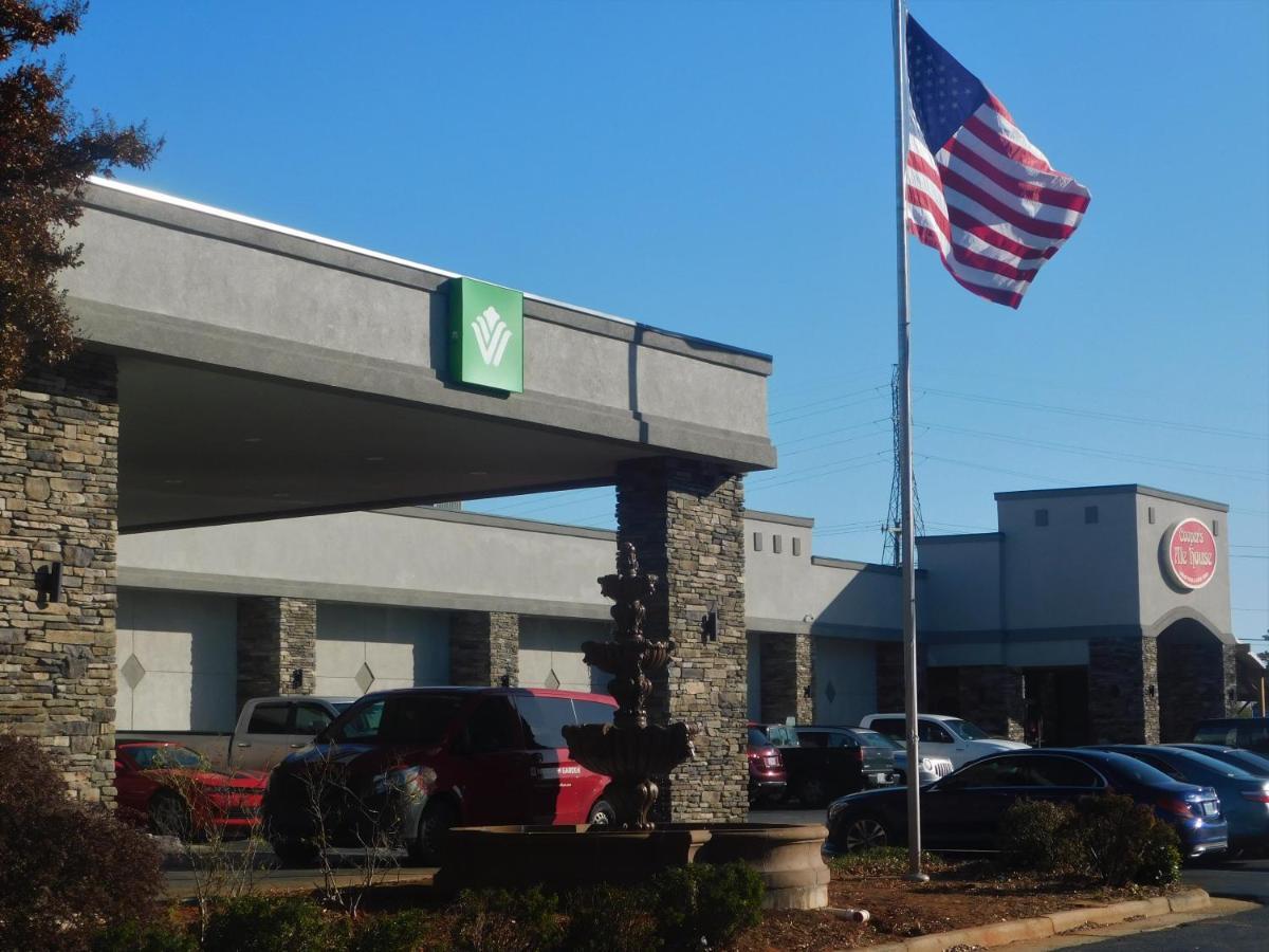 Wyndham Garden Greensboro Hotel Exterior photo